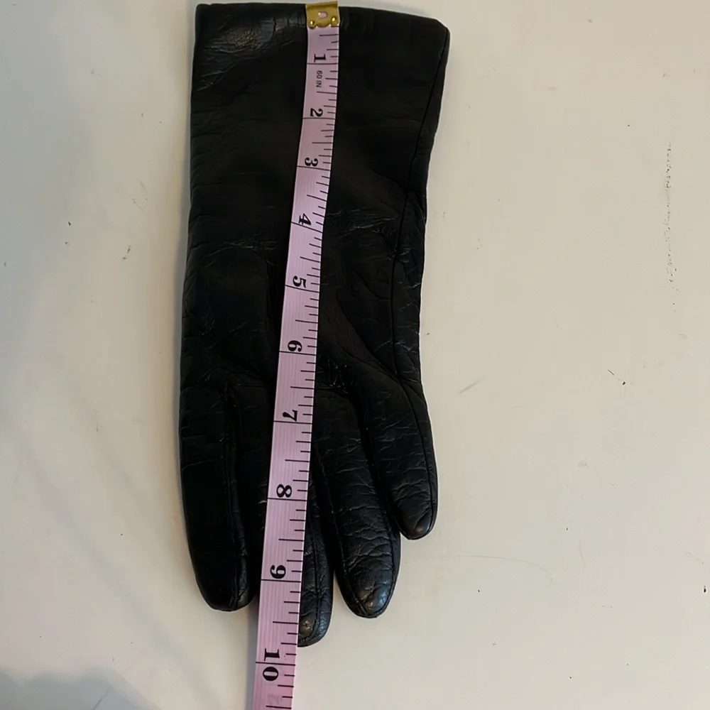 Vintage Fownes Ladies Black leather gloves.